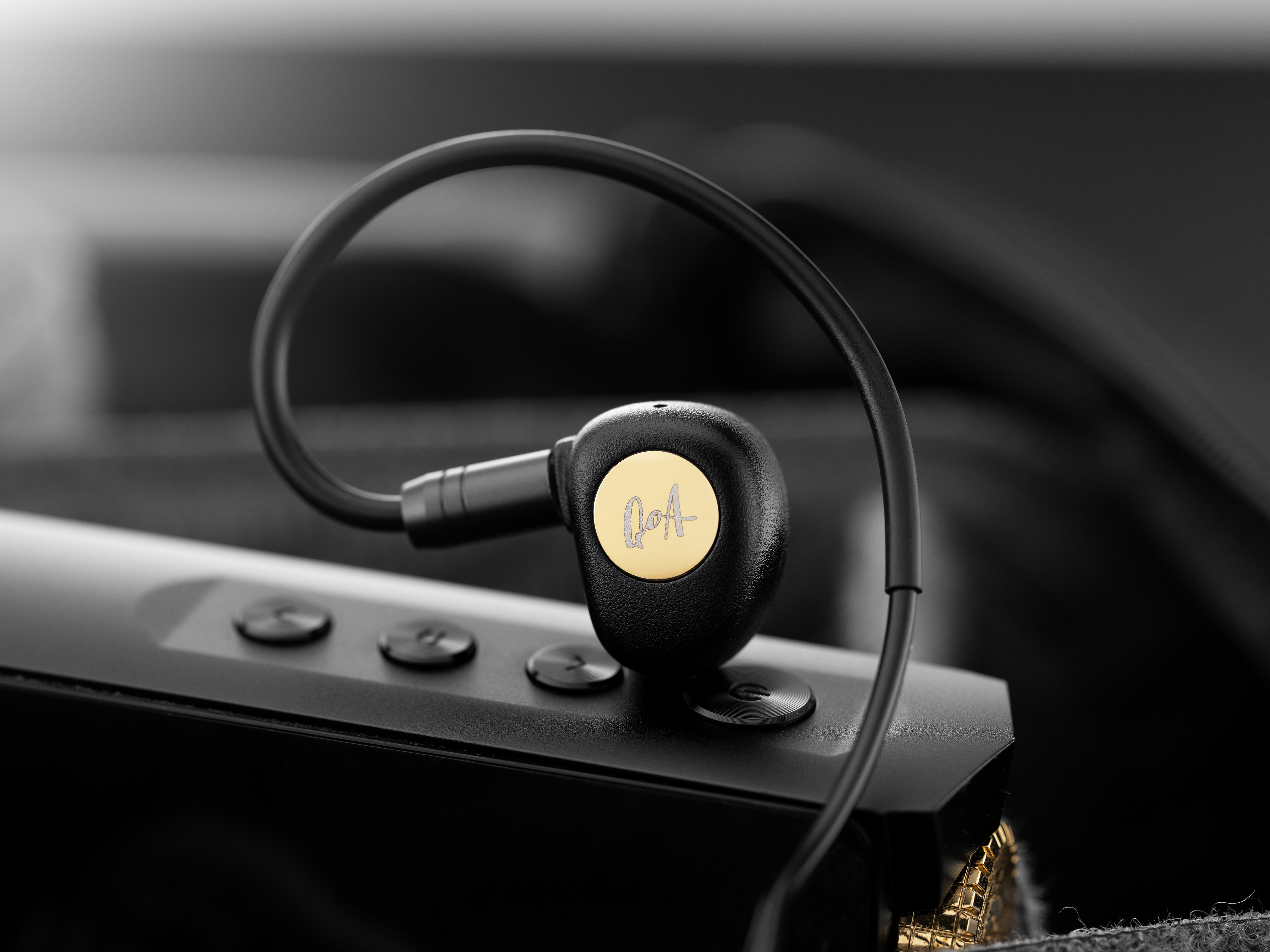 Queen of Audio Gimlet Black & Gold Upgrade Version with 3.5mm and DSP