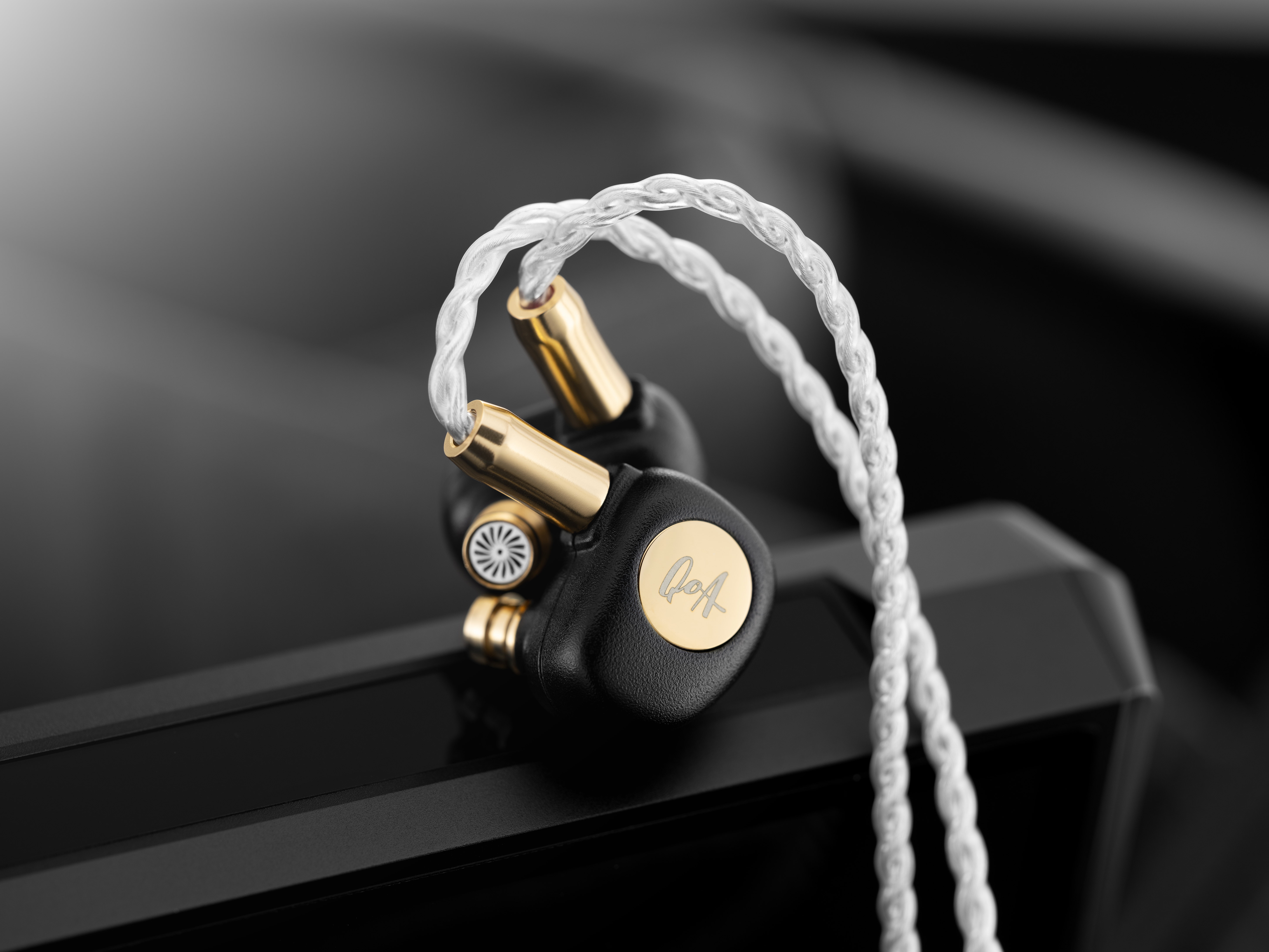 Queen of Audio Gimlet Black & Gold Upgrade Version with 3.5mm and DSP